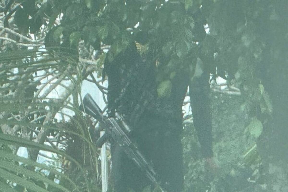 La imagen del francotirador frente a la sede diplomática argentina subida por Luis Almagro