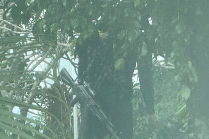 La imagen del francotirador frente a la sede diplomática argentina subida por Luis Almagro