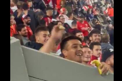 La imagen del hincha de River que arrojó una banana a los simpatizantes de Fortaleza de una tribuna a otra del Monumental; el club lo había suspendido por 180 días como socio.