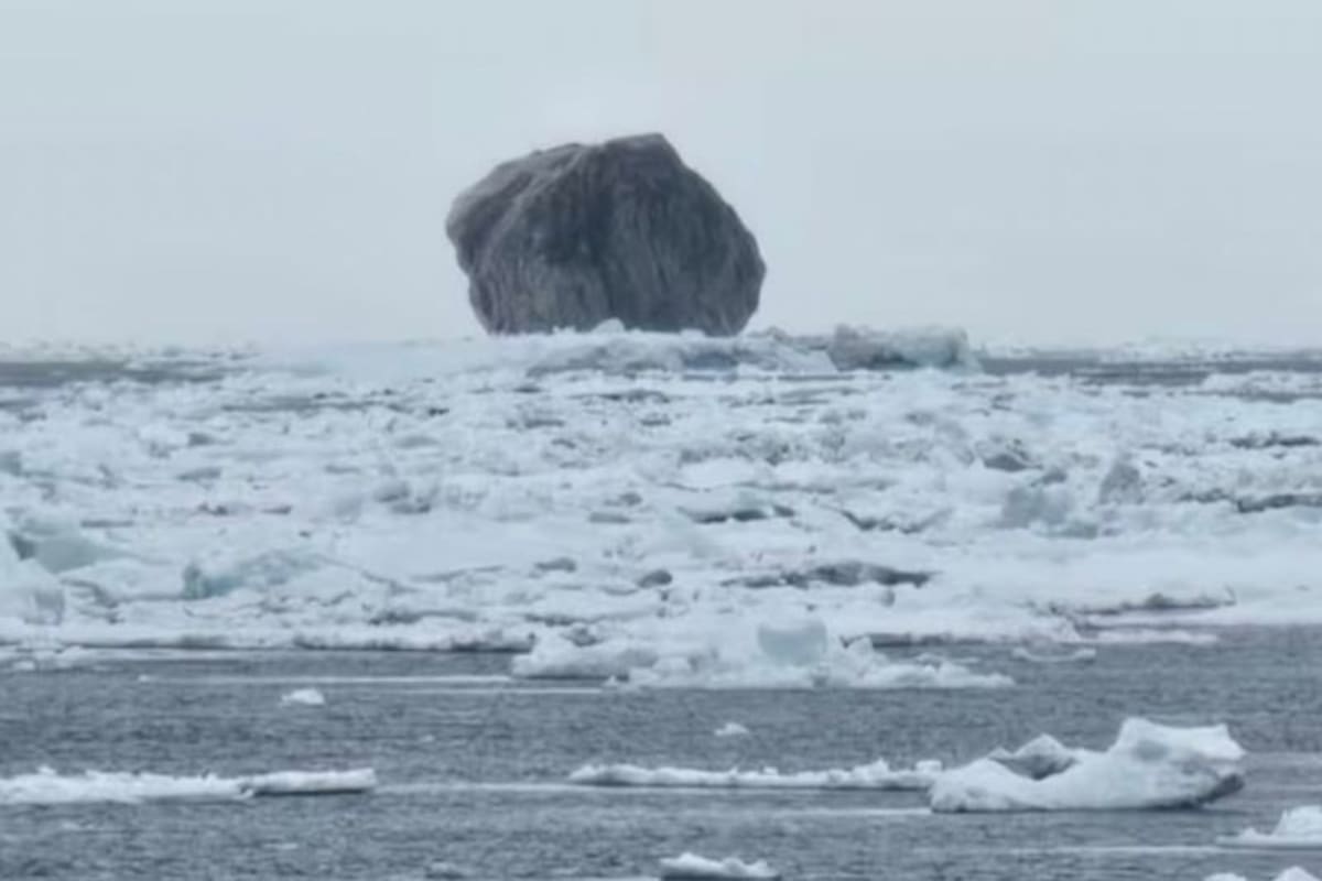 La imagen del iceberg negro se hizo viral en redes sociales