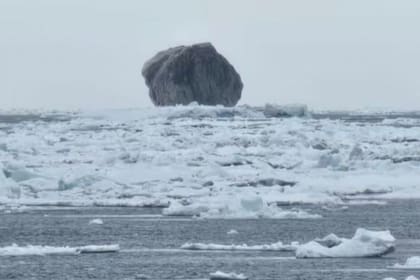 La imagen del iceberg negro se hizo viral en redes sociales