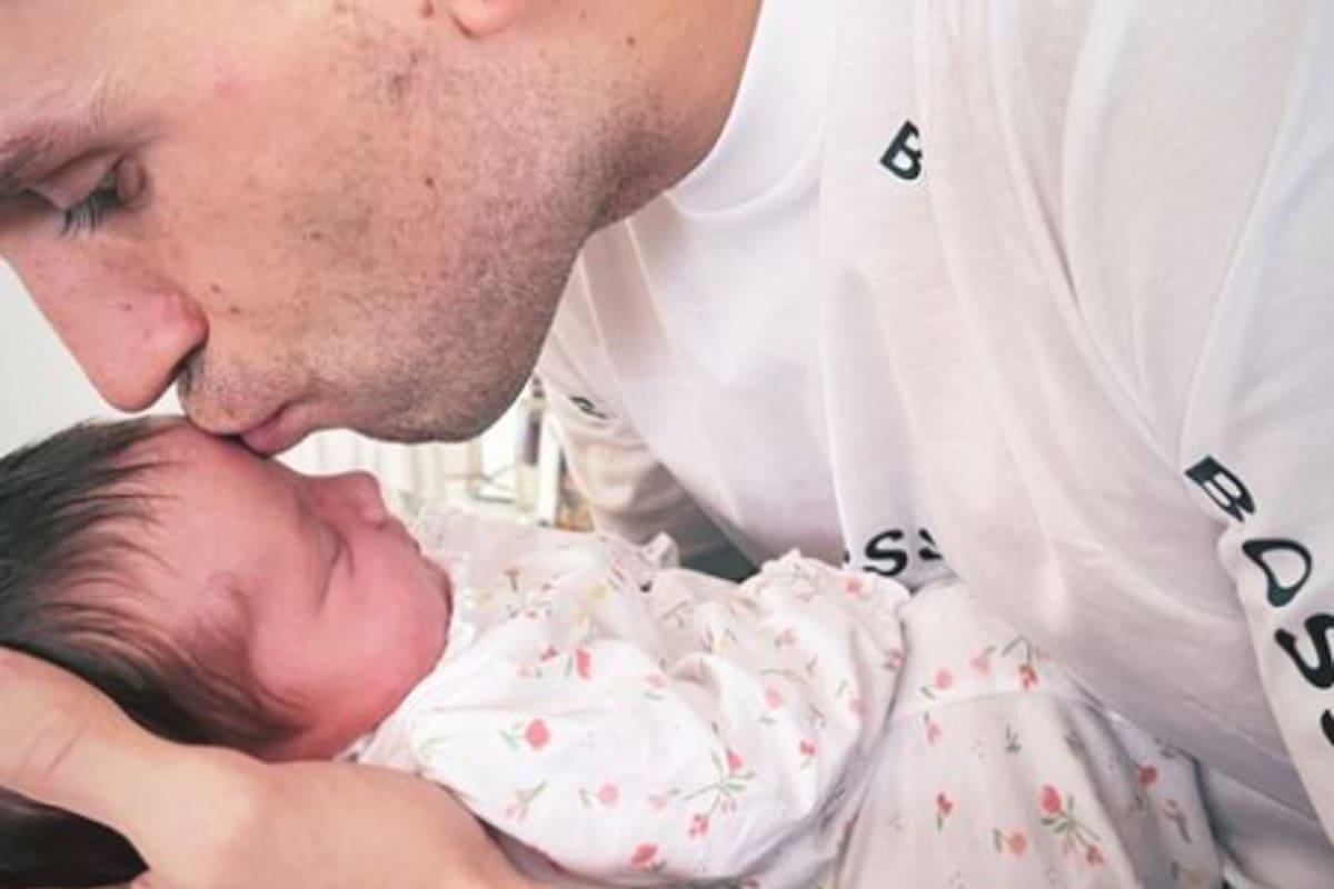 La imagen del momento en que el "Dibu" vio a su hija por primera vez