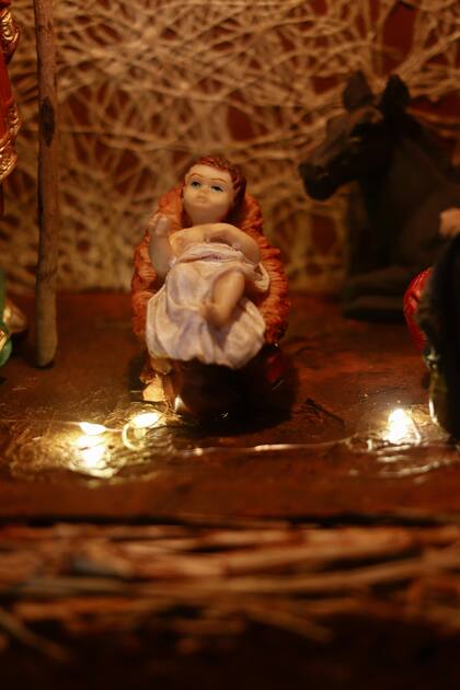 La imagen del Niño Jesús es la figura principal del pesebre y algunas familias esperan a la Nochebuena para agregarla al nacimiento (Pexels/Henlynn)