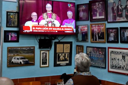 La imagen del nuevo papa, León XIV, domina la escena en un restaurante porteño