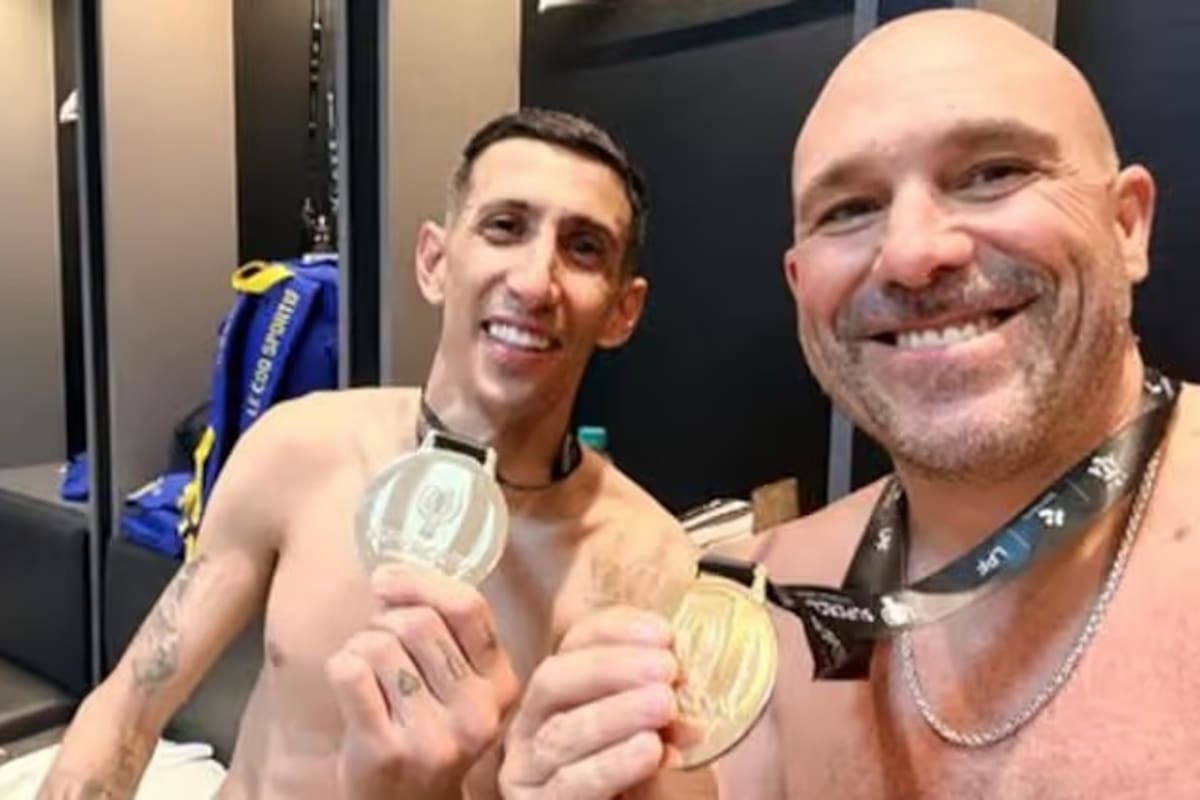 La imagen del presidente de Rosario Central, Gonzalo Belloso, con la medalla de campeón y en compañía del ídolo del club, Ángel Di María