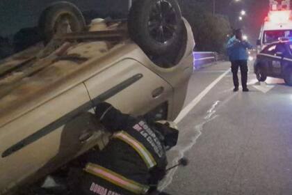 La imagen del Renault Clio volcado sobre General Paz fue una de las postales de esta mañana