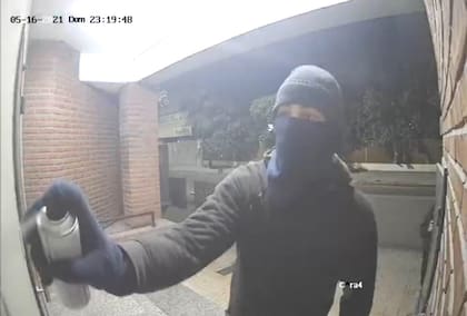 La imagen del responsable del ataque a a Asociación Israelita de Bahía Blanca, captada por las cámaras de seguridad.