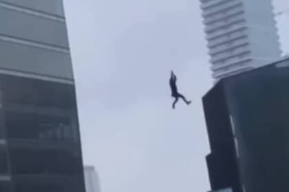 La imagen del trabajador mientras se sostenía de una cuerda generó terror entre los testigos