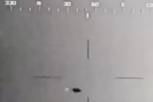 La imagen desclasificada del Pentágono de un ovni captado en la costa de California por personal del USS Jackson, del Centro de Información de Combate.