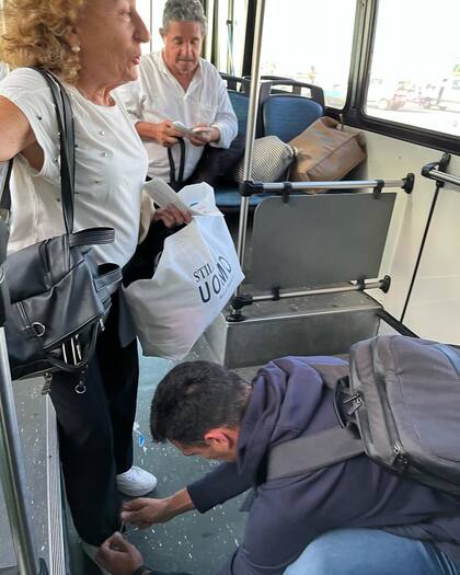 La imagen donde Lionel Scaloni le ata los cordones a una señora en el colectivo
Foto: INSTAGRAM / @danumarchessi