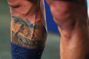 ¿Quién es? Las redes de la Champions juegan al misterio con un tatuaje argentino
