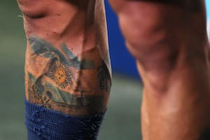 ¿Quién es? Las redes de la Champions juegan al misterio con un tatuaje argentino