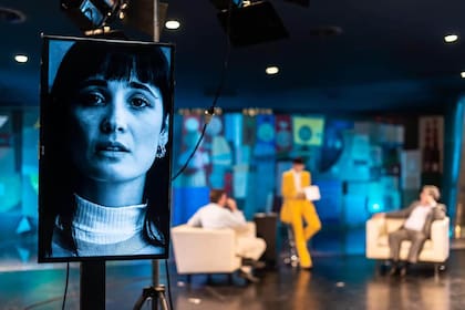 La imagen en primer plano de Florencia Torrente, en Esto no está pasando, en un teatro San Martín convertido en estudio televisivo