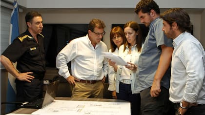 La imagen en que se ve al equipo compenetrado en la búsqueda