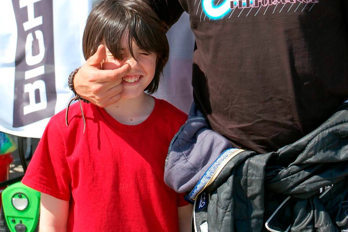 La imagen es de 2013 y el actor bromeó con el chico y le metió un dedo en la nariz