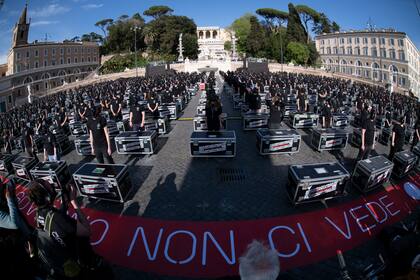La imagen es de abril de este año, en una de las tantas manifestaciones de artistas y trabajadores de al cultura italiana que reclamaban ayuda al gobierno. Actualmente, las salas, lentamente, volvieron a abrir aunque con un aforo limitado