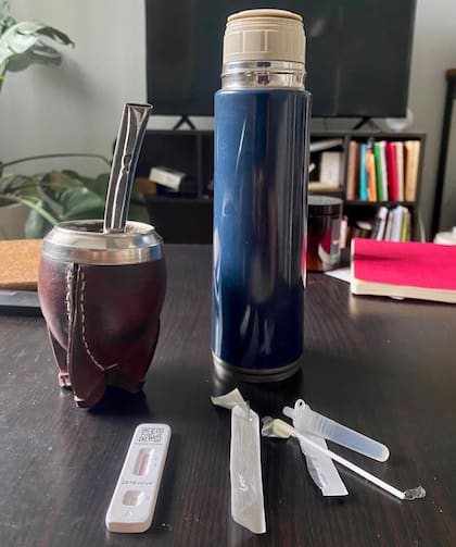 La imagen es de esta semana: mate para desayunar y autotests provistos por el gobierno chino para hisoparse.