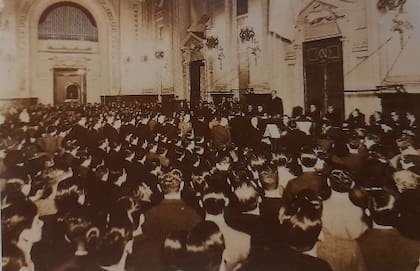 La imagen es de otra década, pero se repite en el presente: alumnos en el salón de actos, con el órgano de fondo