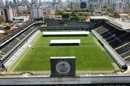 La imagen es del último domingo, por el medio O Globo: así está Vila Belmiro, el estadio de Santos, donde será velado el cuerpo de Pelé; en la carpa menor estarán familiares y amigos, y en la mayor, autoridades y periodistas.