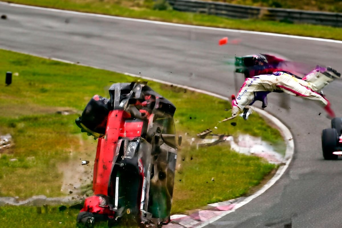 La imagen espeluznante: la Ferrari dando tumbos y Gilles Villeneuve ya fue despedido de su cockpit