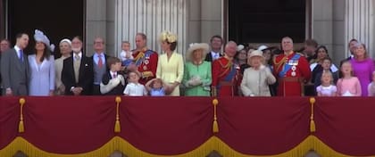 La imagen había sido recortada para que pareciera que los ahora Príncipe y Princesa de Gales, William y Kate, aparecieran cerca del centro