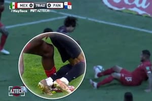 La imagen hace zoom en el cruce entre el defensor panameño Abdiel Ayarza y Diego Lainez, delantero de México: el árbitro cobró penal en esa acción