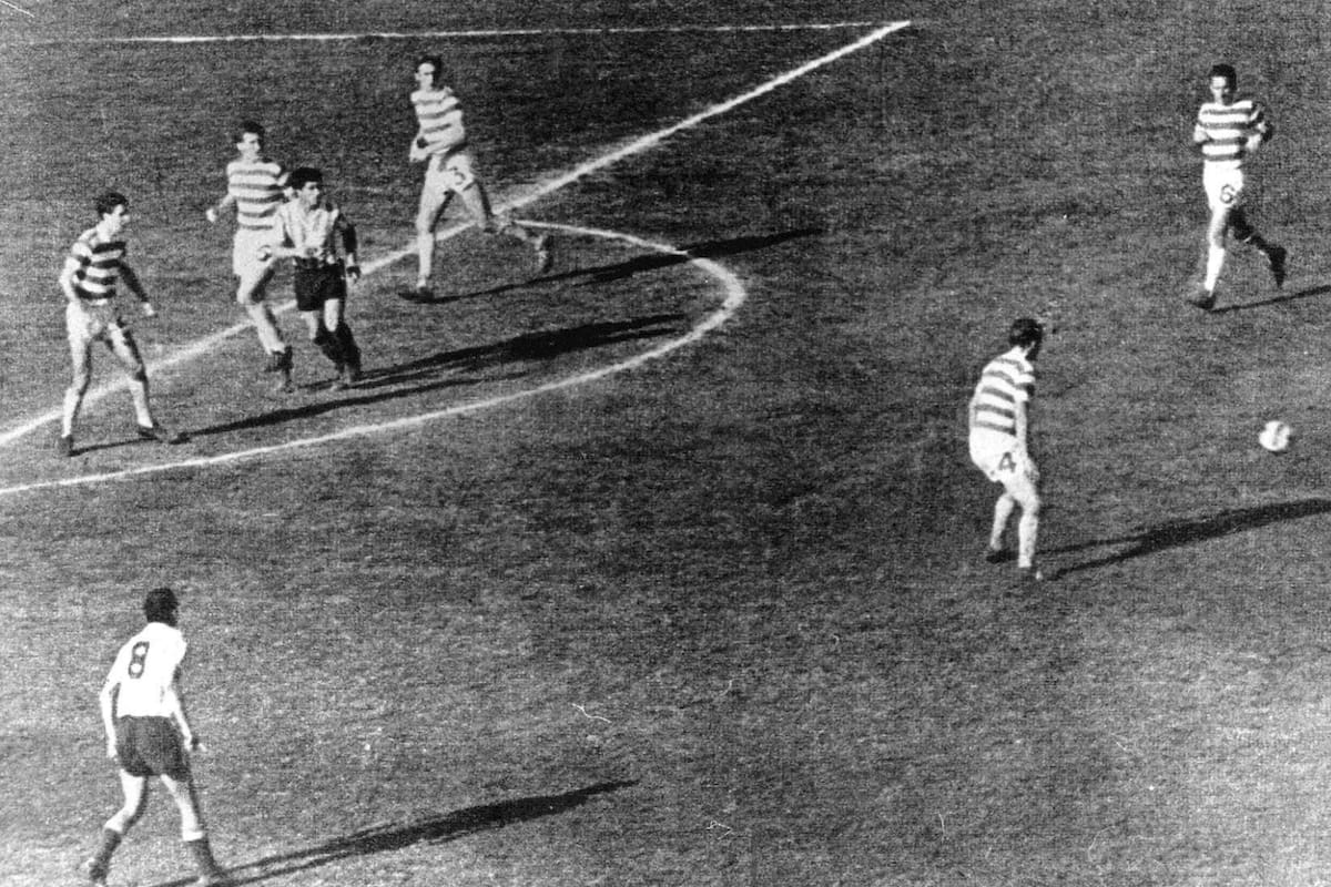 La imagen histórica: ya partió el zurdazo de Cárdenas que le dará el título al Racing de José