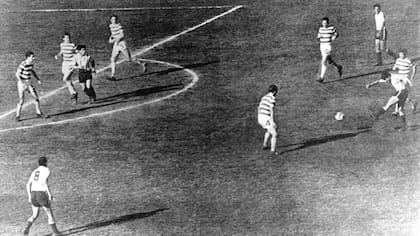 La imagen histórica: ya partió el zurdazo de Cárdenas que le dará el título al Racing de José