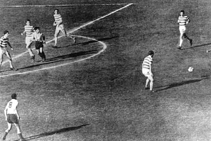Deporte, estética, arte: el zurdazo de Chango Cárdenas se vuelve inmortal al darle a Racing la gloria de la Copa Europeo-Sudamericana en Montevideo contra Celtic, de Escocia, en 1967.