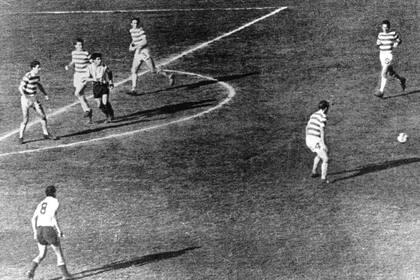 La imagen histórica: ya partió el zurdazo de Cárdenas que le dará el título al Racing de José