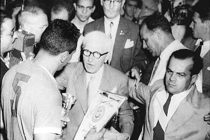 Uruguay recibe la primera Copa del Mundo de la mano de Jules Rimet, presidente de la FIFA de entonces