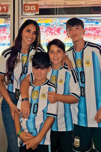 La imagen junto a sus tres hijos que posteó en Instagram después del triunfo argentino contra Argelia