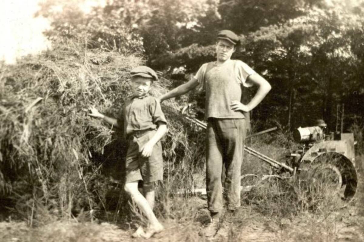 La imagen más antigua conocida de Earl Tupper (el de la izquierda), tomada en su granja familiar