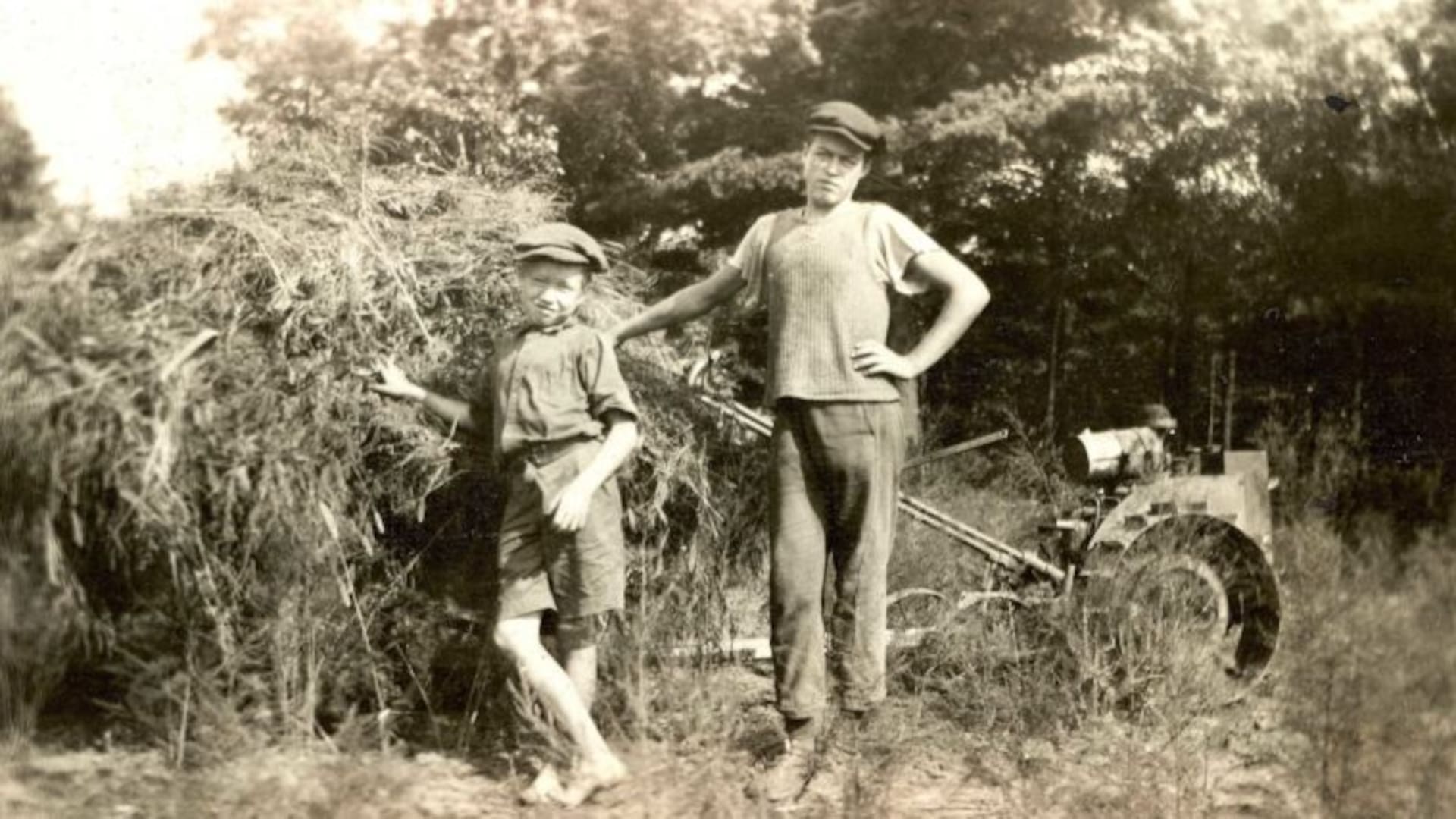 La imagen más antigua conocida de Earl Tupper (el de la izquierda), tomada en su granja familiar