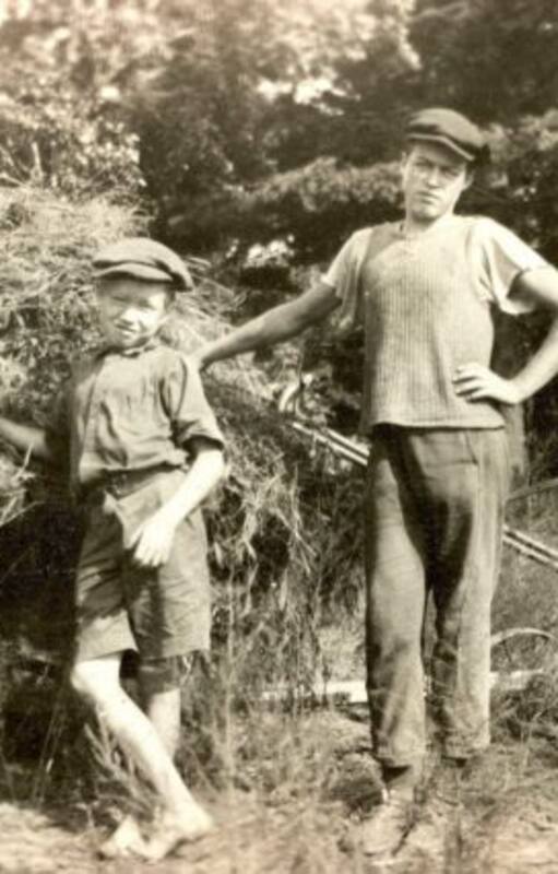 La imagen más antigua conocida de Earl Tupper (el de la izquierda), tomada en su granja familiar