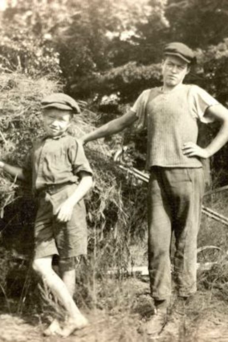 La imagen más antigua conocida de Earl Tupper (el de la izquierda), tomada en su granja familiar