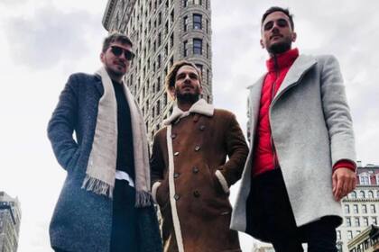 La imagen muestra al subsecretario nacional de Juventud (dcha) junto a otros dos funcionarios en un paseo por la Gran Manzana