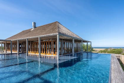 La imagen muestra como la piscina de San Antonio de La Pedrera se integra al living. Foto: El País Uruguay