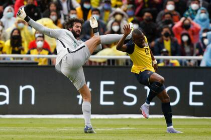 La imagen muestra cuando Alisson baja la pierna, luego de rechazar el balón y choca con Enner Valencia, que pasó después del despeje; fue expulsado, pero el VAR (correctamente) cambió la decisión