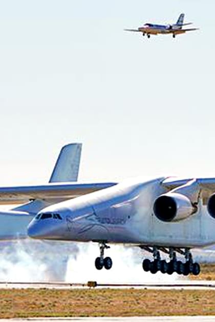 La imagen muestra el avión Stratolaunch volando sobre el desierto de California. se trata del primer vuelo de prueba del gigantesco avión de la compañía estadounidense cuya envergadura es de 117 metros