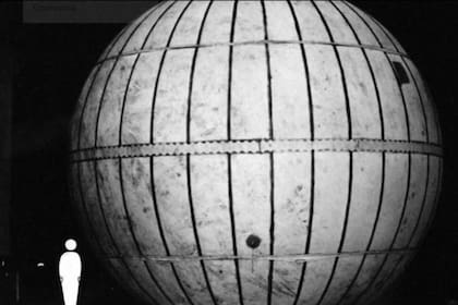 La imagen muestra el tamaño de un globo aerostático en relación a una persona