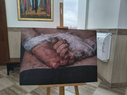 La imagen muestra las manos de un civil maniatado por las tropas rusas