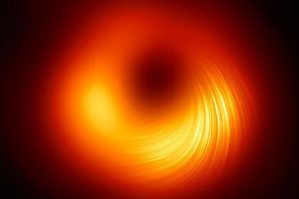 La imagen muestra los chorros de luz que escapan del agujero negro en el centro de la galaxia M87