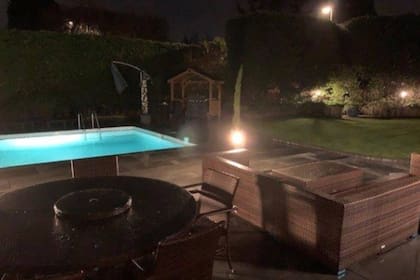La imagen nocturna de la piscina, donde también se puede apreciar la mesa de billar contigua. Captura: Whitegates / www.rightmove.co.uk