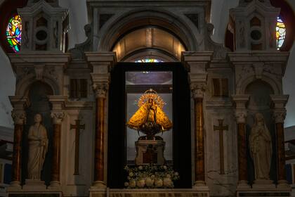 La imagen original de la Virgen de la Caridad del Cobre en el altar de su santuario en El Cobre, Cuba, el domingo 11 de febrero de 2024. (AP Foto/Ramon Espinosa)
