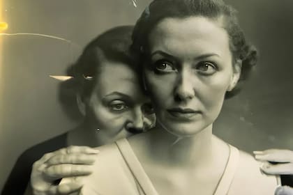 La imagen presentada por Boris Eldagsen ganó un premio de la World Photography Organisation, pero es una foto generada completamente por computadora: las dos personas retratadas no existen