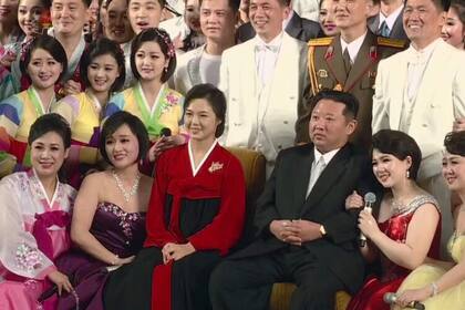 La imagen, publicada el 2 de febrero de 2022 por KCTV, muestra al presidente del Comité de Asuntos de Estado de Corea del Norte, Kim Jong-un, y su esposa, Ri Sol-ju, viendo una actuación artística para celebrar el Día del Año Nuevo Lunar en el Teatro de Bellas Artes Mansudae, en Pyongyang