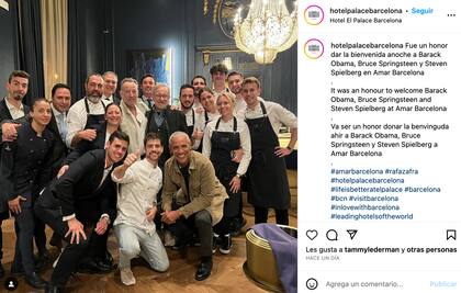 La imagen que compartieron Obama, Springsteen y Spielberg con el staff del restaurante