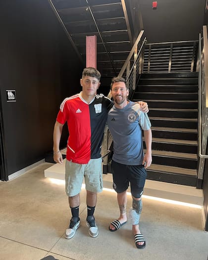 La imagen que compartió el hincha de Newell's en cuenta de Instagram junto a Lionel Messi. Captura: @jererosales_