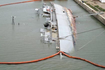 La imagen que conmovió a la familia naval: el Santísima Trinidad, semi hundido en la dársena de Puerto Belgrano.